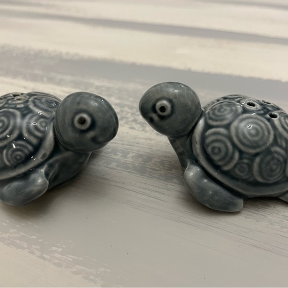 3/$10 Turtle Salt & Pepper Shakers- Cracker Barrel - Picture 12 of 12